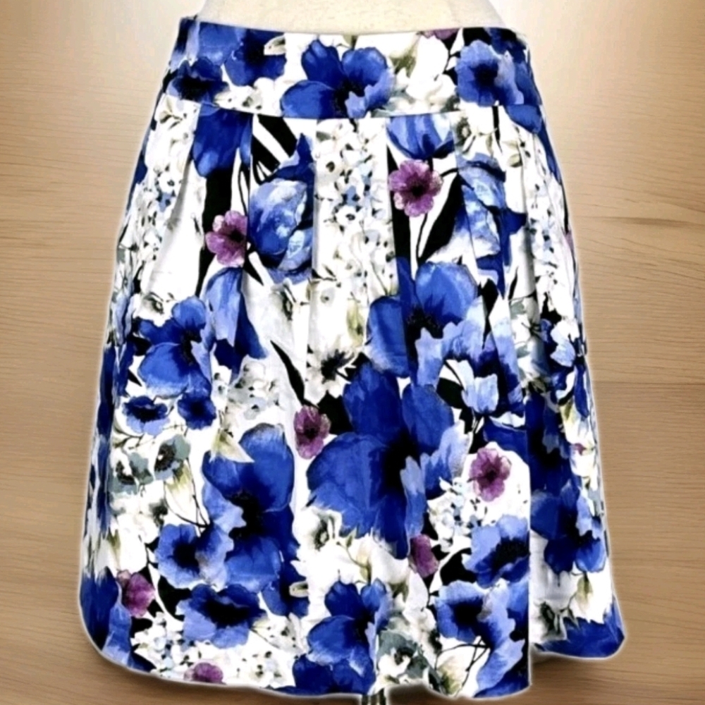 White House Black Market Womens Mini Skirt Blue Floral Pleated Flare size 8